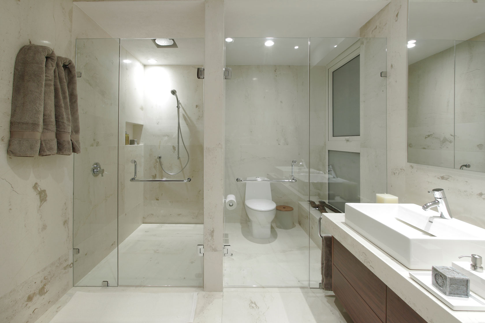 intérieur de salle de bain lumineux avec douche sombre