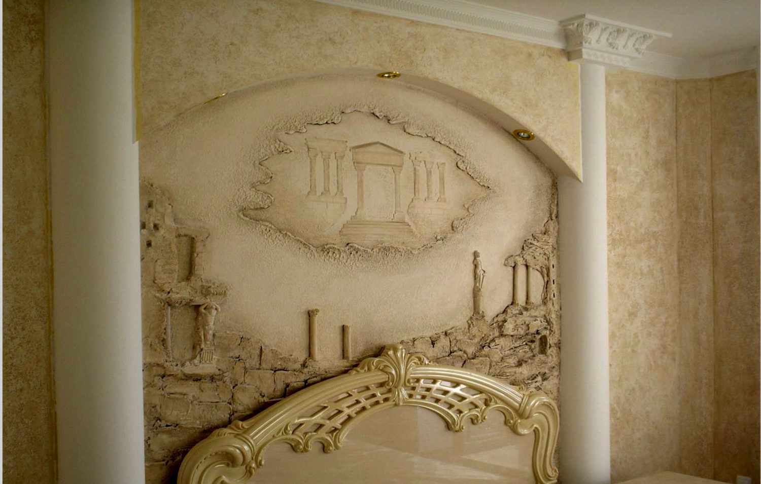 design lumineux de l'appartement avec un bas-relief