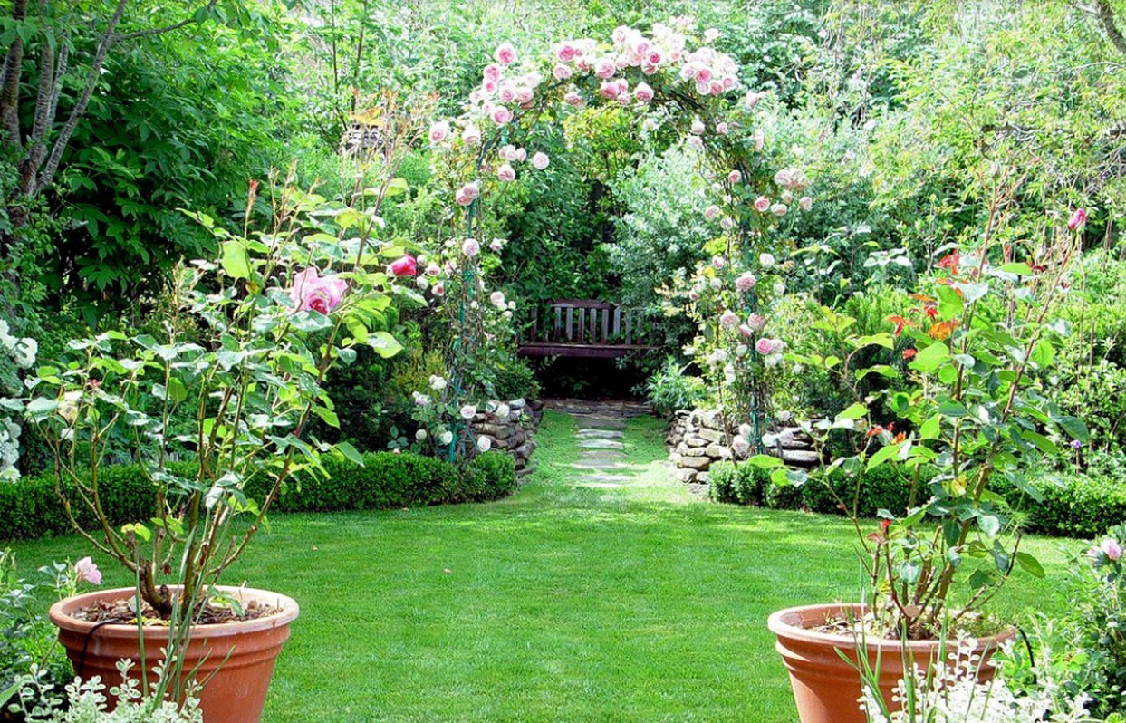 prekrasan krajolik ljetne kućice u engleskom stilu s cvijećem