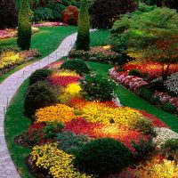 paesaggio elegante di una casa estiva in stile inglese con foto di fiori