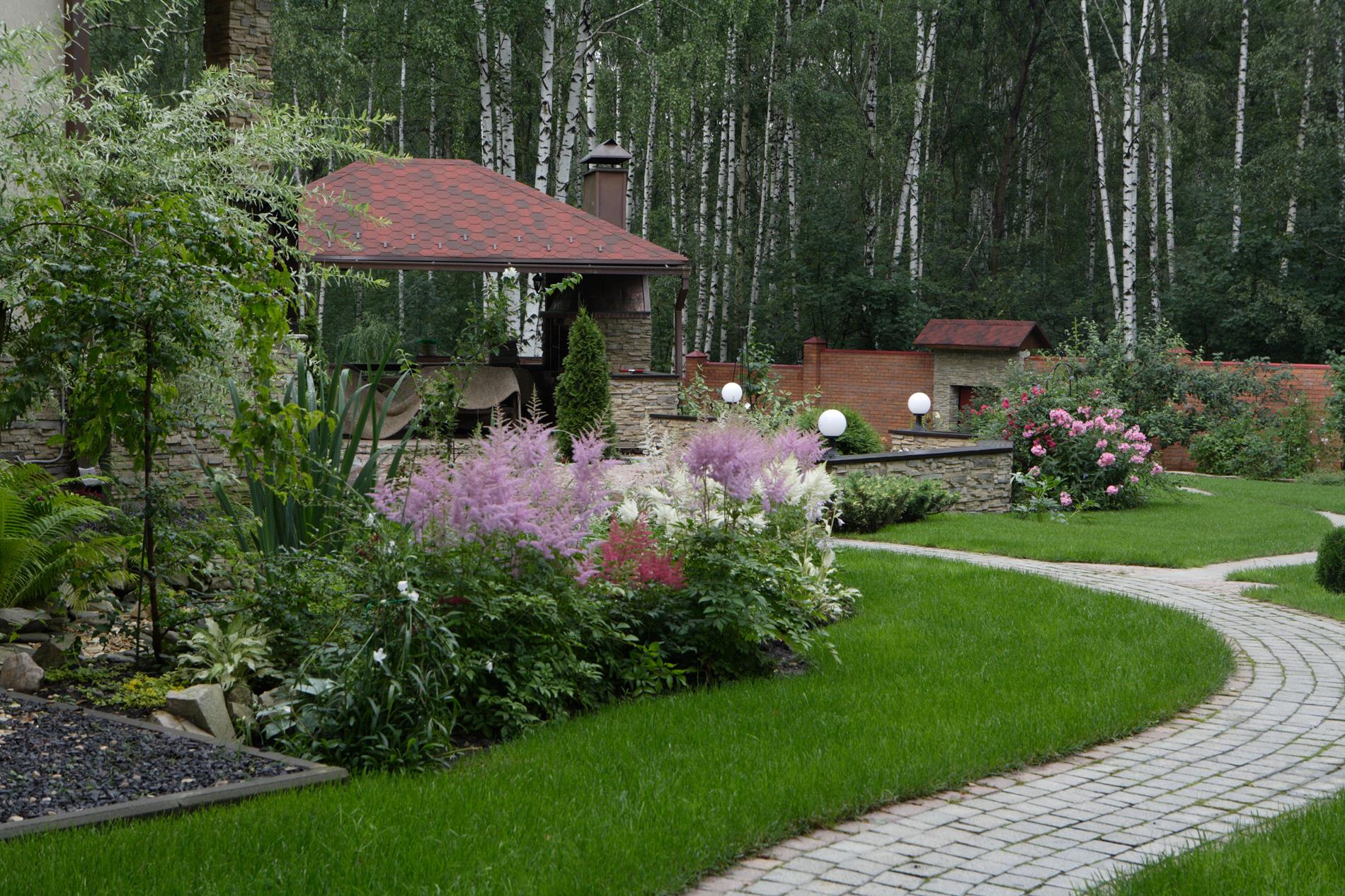 šik krajolik dekor ljetne kućice u engleskom stilu s drvećem