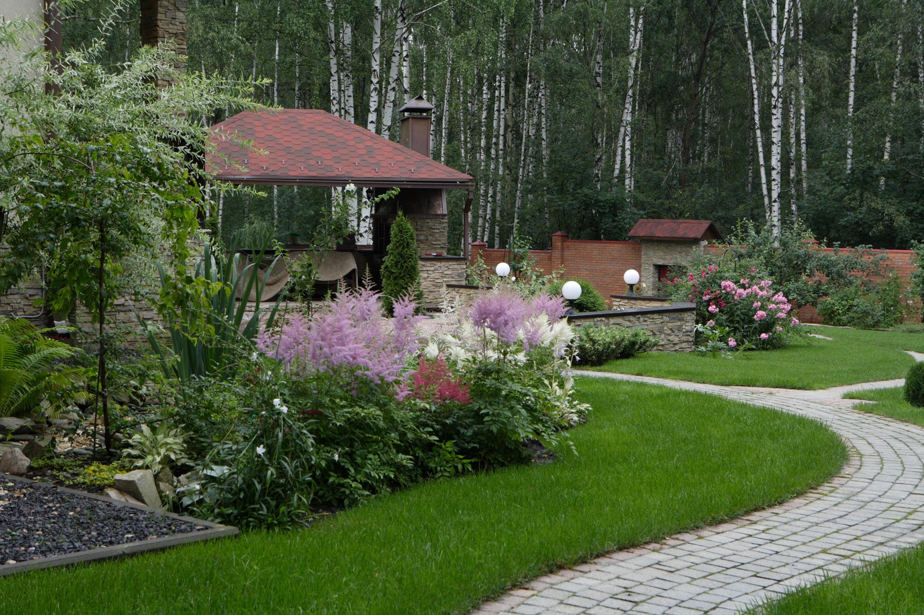 arredamento di paesaggio chic di un cottage estivo in stile inglese con alberi