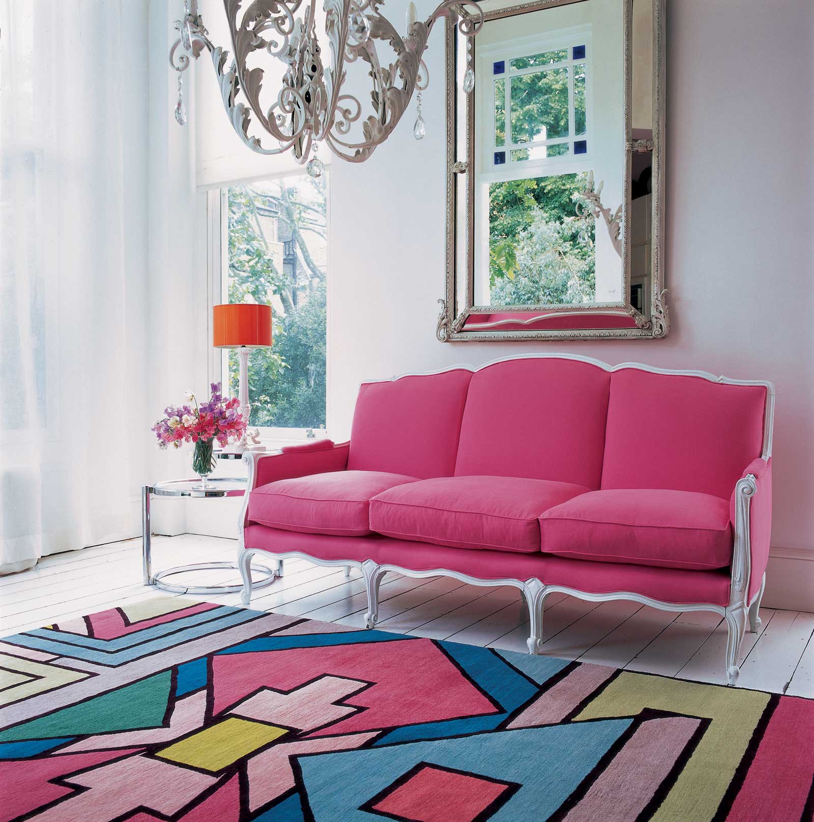 unusual decor of the living room in fuchsia