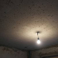 decorazione del soffitto con cemento nella foto della stanza