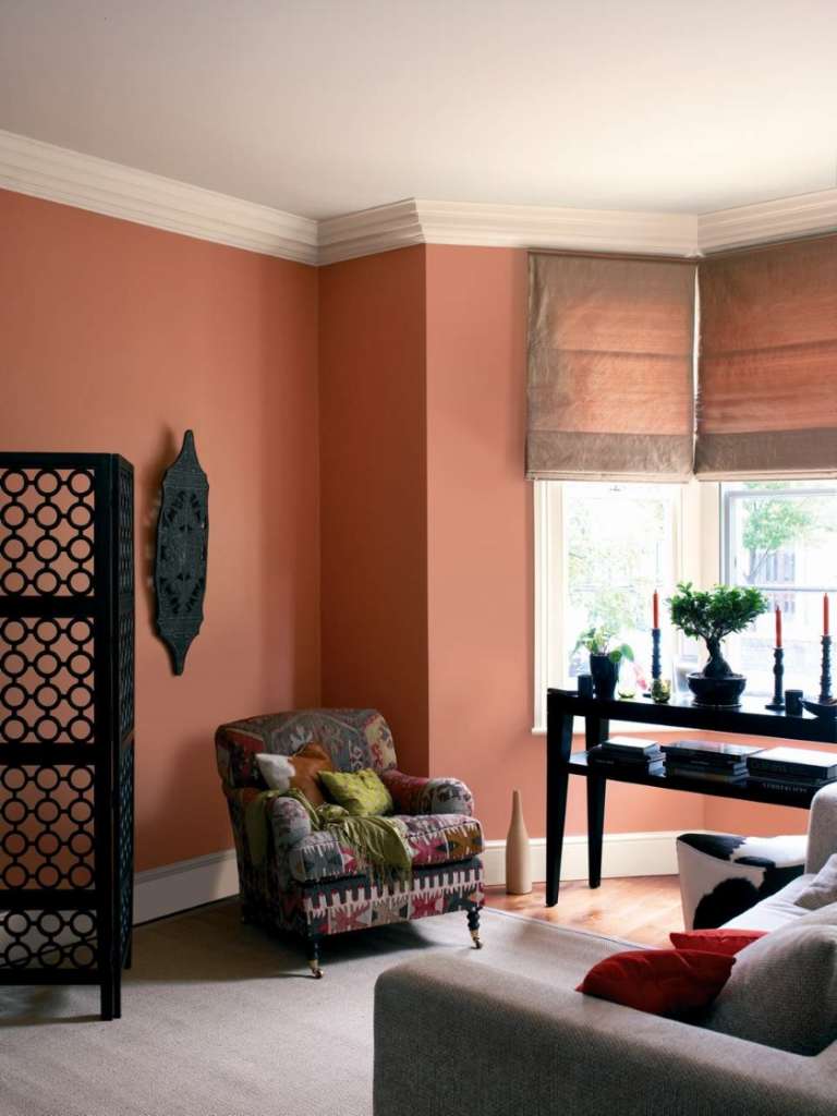 warna terracotta terang dalam reka bentuk bilik mandi