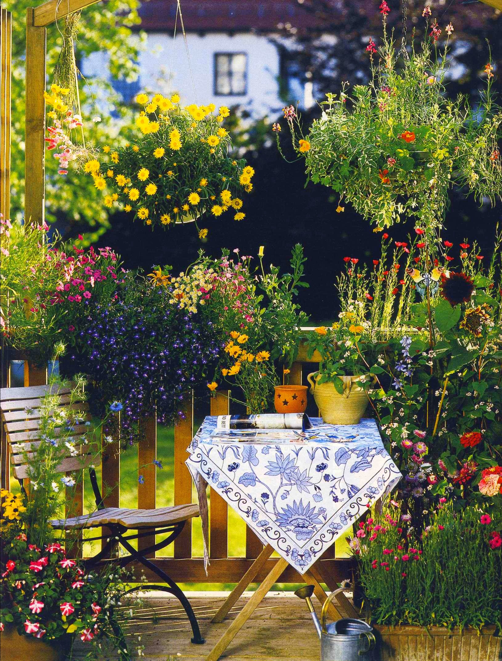 bellissimi fiori sul balcone sugli architravi