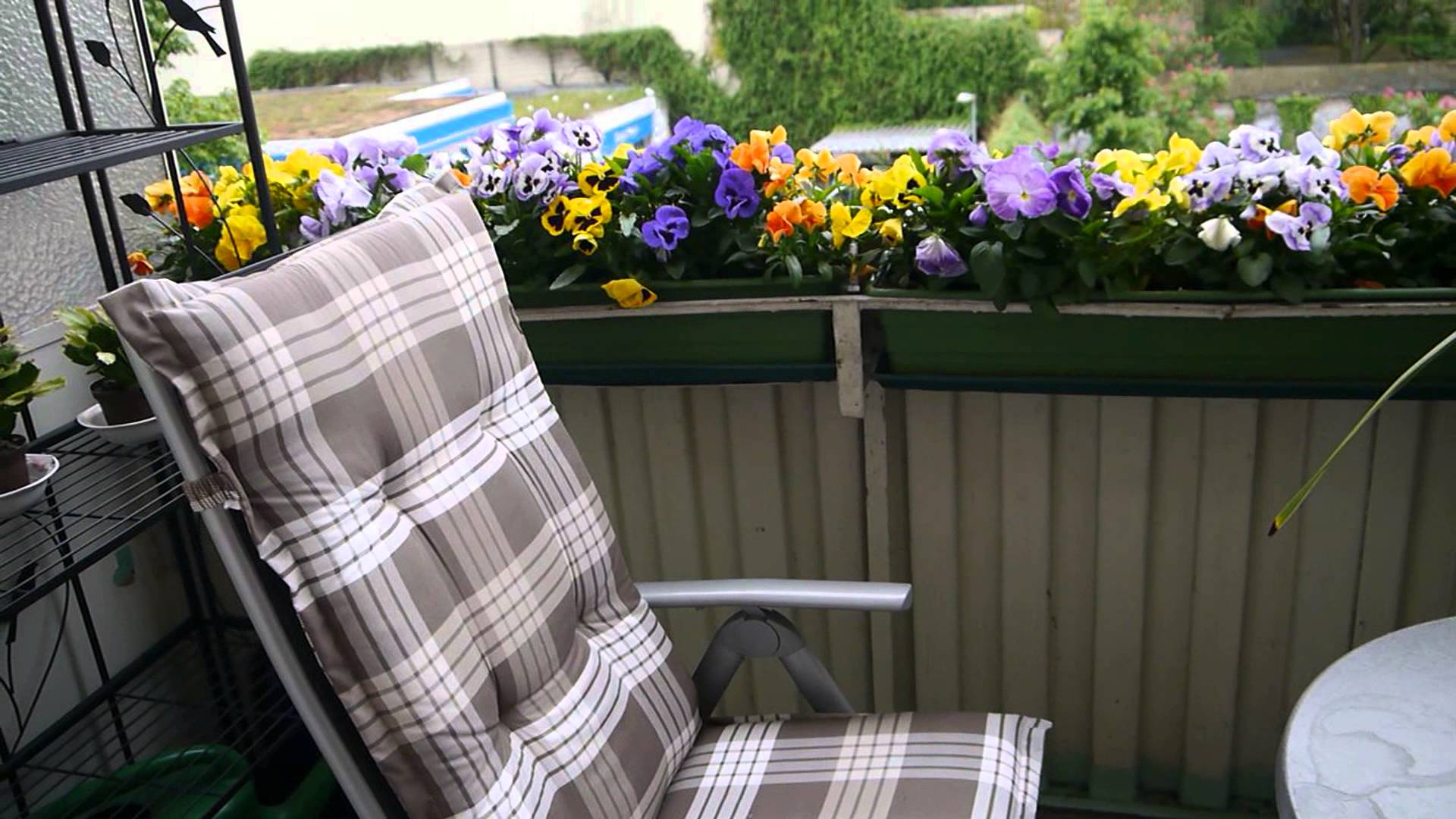 bright flowers in the interior of the balcony shelves design