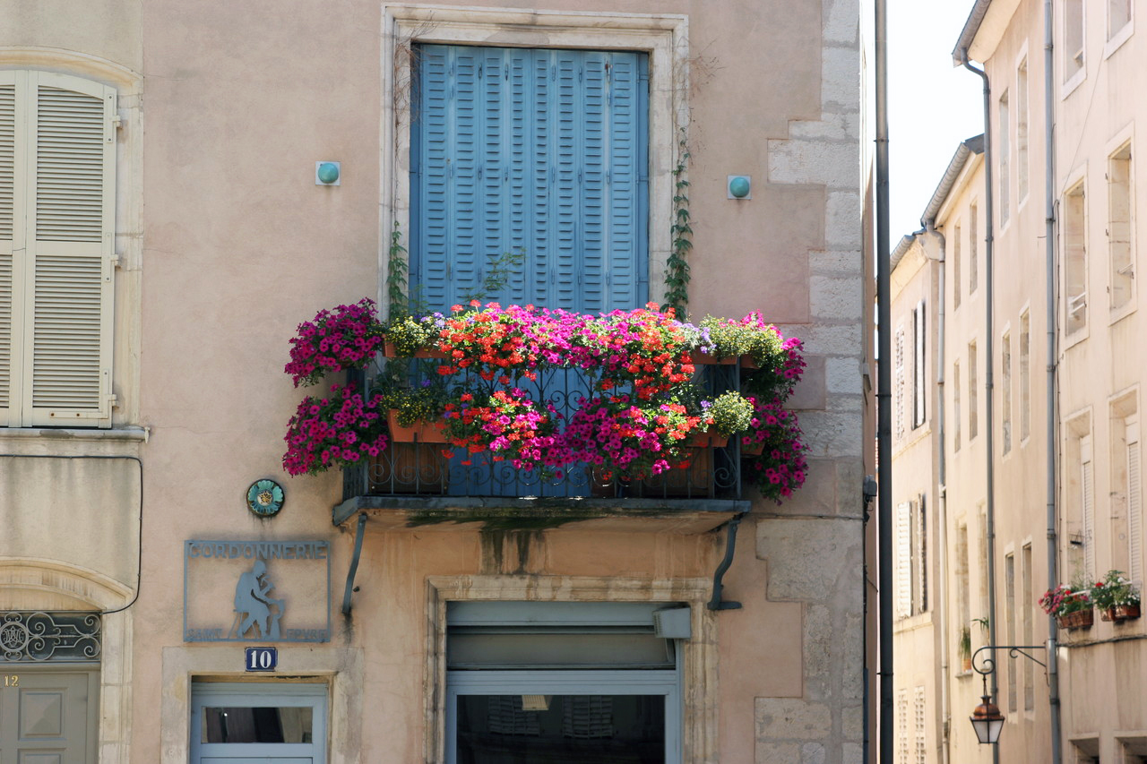 fiori chic su un balcone su whatnot design