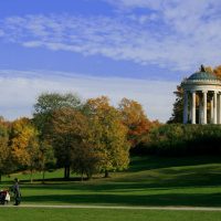 paesaggio elegante del cortile in stile inglese con foto di fiori