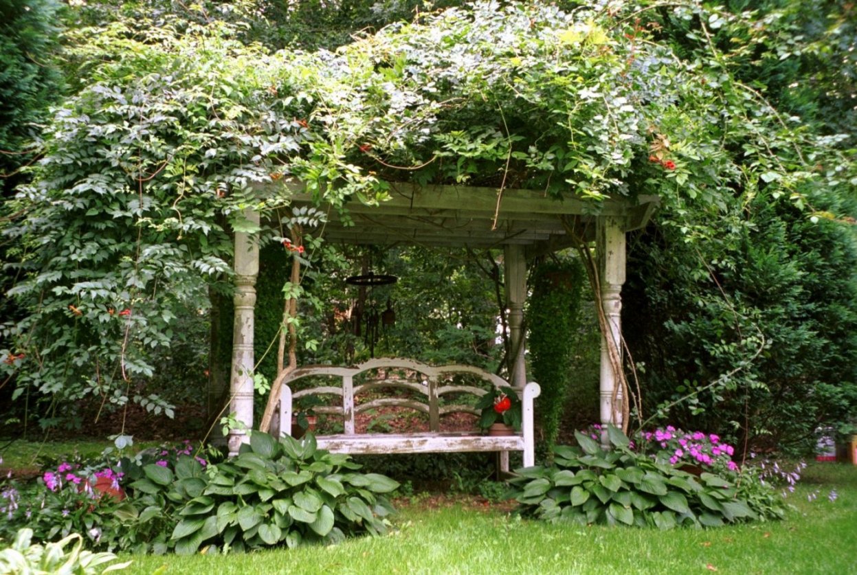 šik uređenje ljetne kućice u engleskom stilu s drvećem