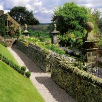 belle décoration de paysage de la maison d'été à l'anglaise avec photo d'arbres