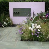 bel aménagement paysager d'un chalet d'été à l'anglaise avec photo de fleurs