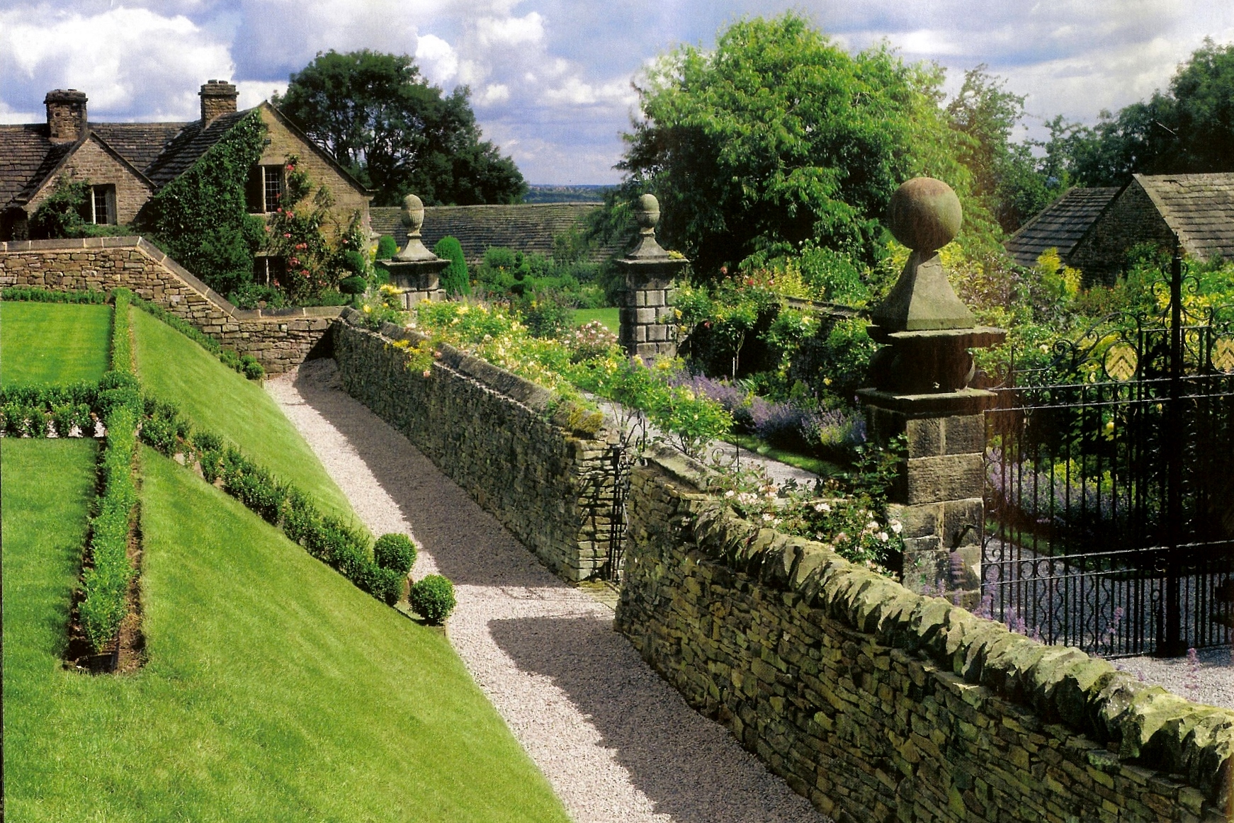 décor de paysage inhabituel d'une maison d'été à l'anglaise avec des fleurs