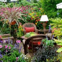 paesaggio elegante di un cottage estivo in stile inglese con foto di alberi