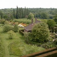 insolita decorazione paesaggistica di una casa estiva in stile inglese con foto di fiori