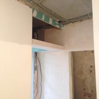 decorazione del soffitto con malta di cemento nella foto della cucina