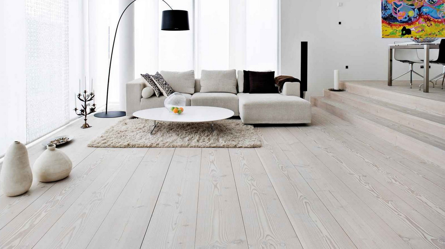 rovere bianco chiaro nell'arredamento del corridoio