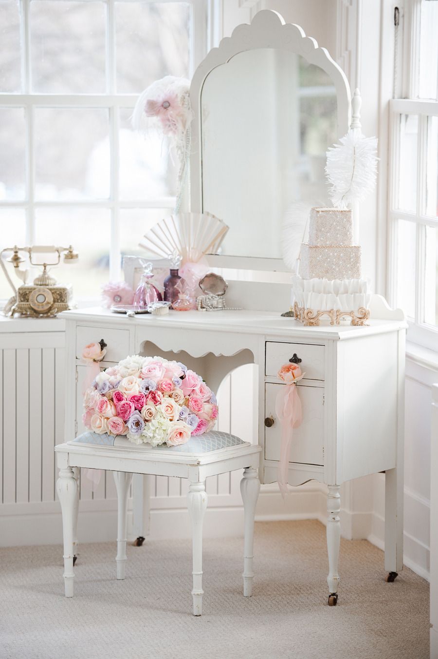 bright room design in the style of shabby chic