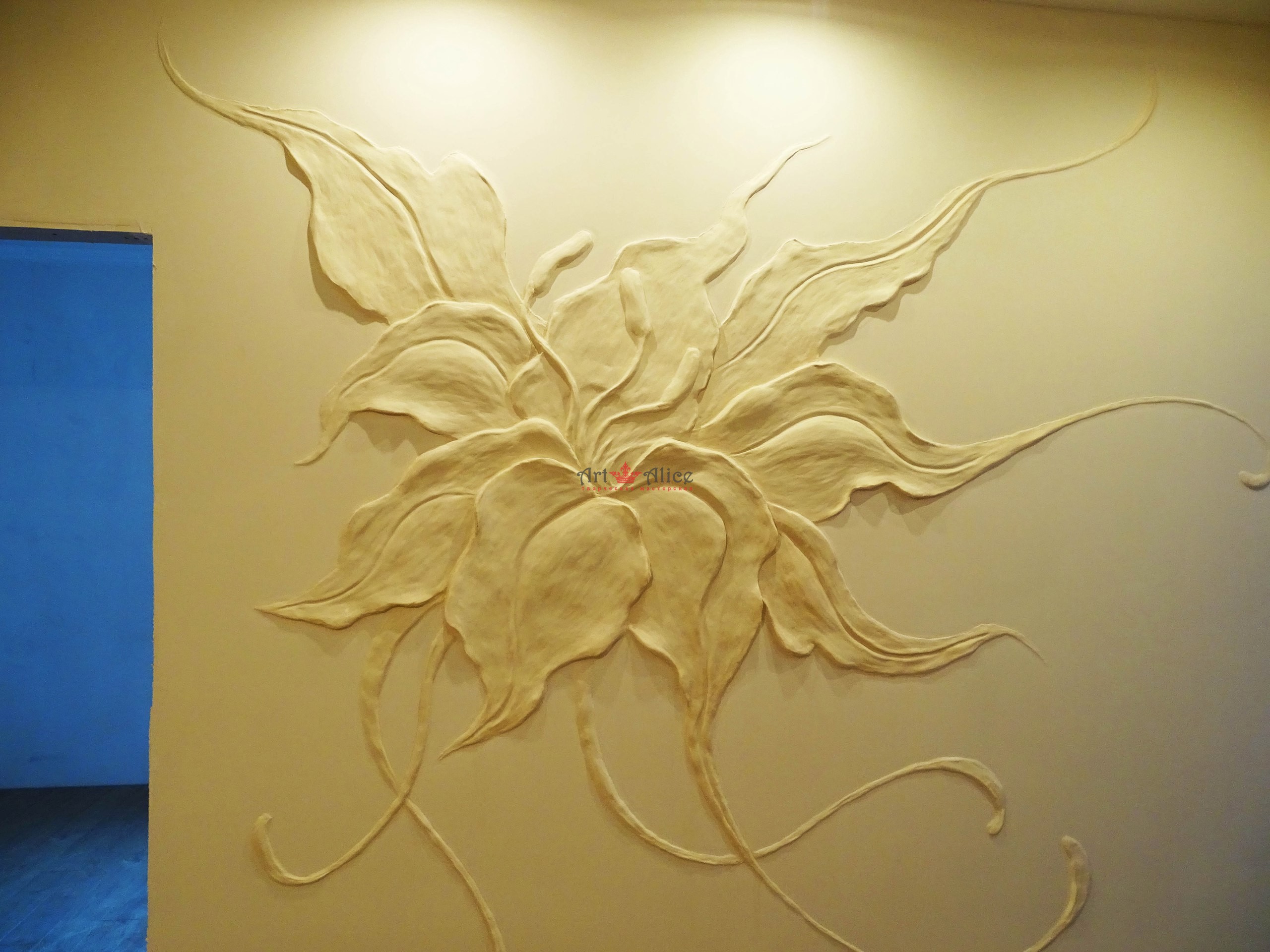 décor lumineux de la cuisine avec un bas-relief