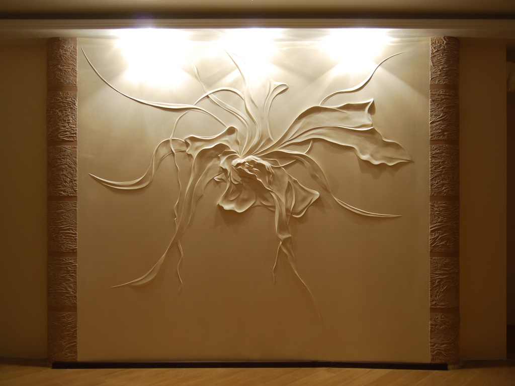 décor insolite du couloir avec un bas-relief