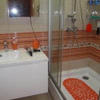 intérieur lumineux d'une salle de bain avec douche lumineuse