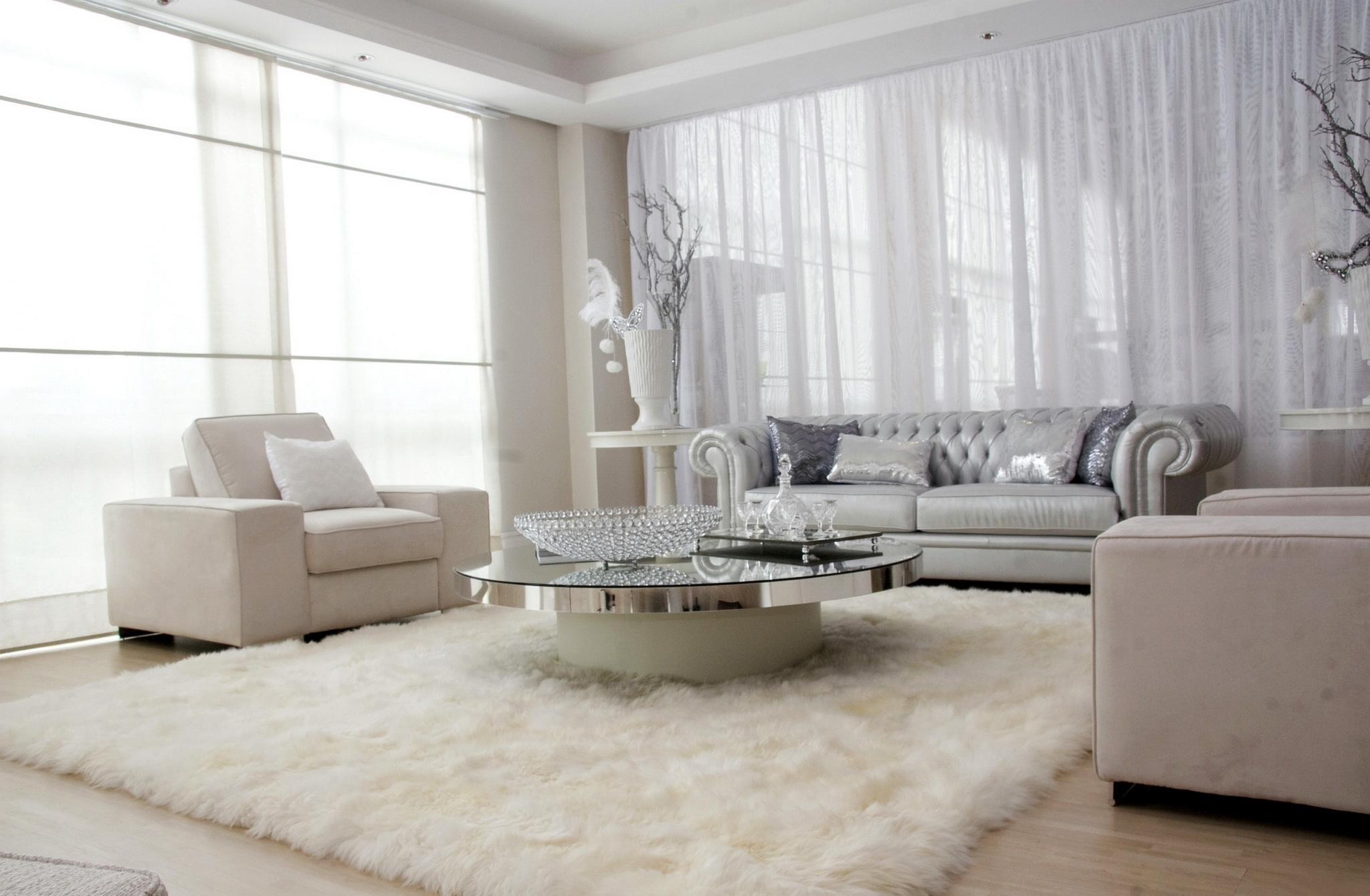 bijeli kauč u dizajnu dnevne sobe