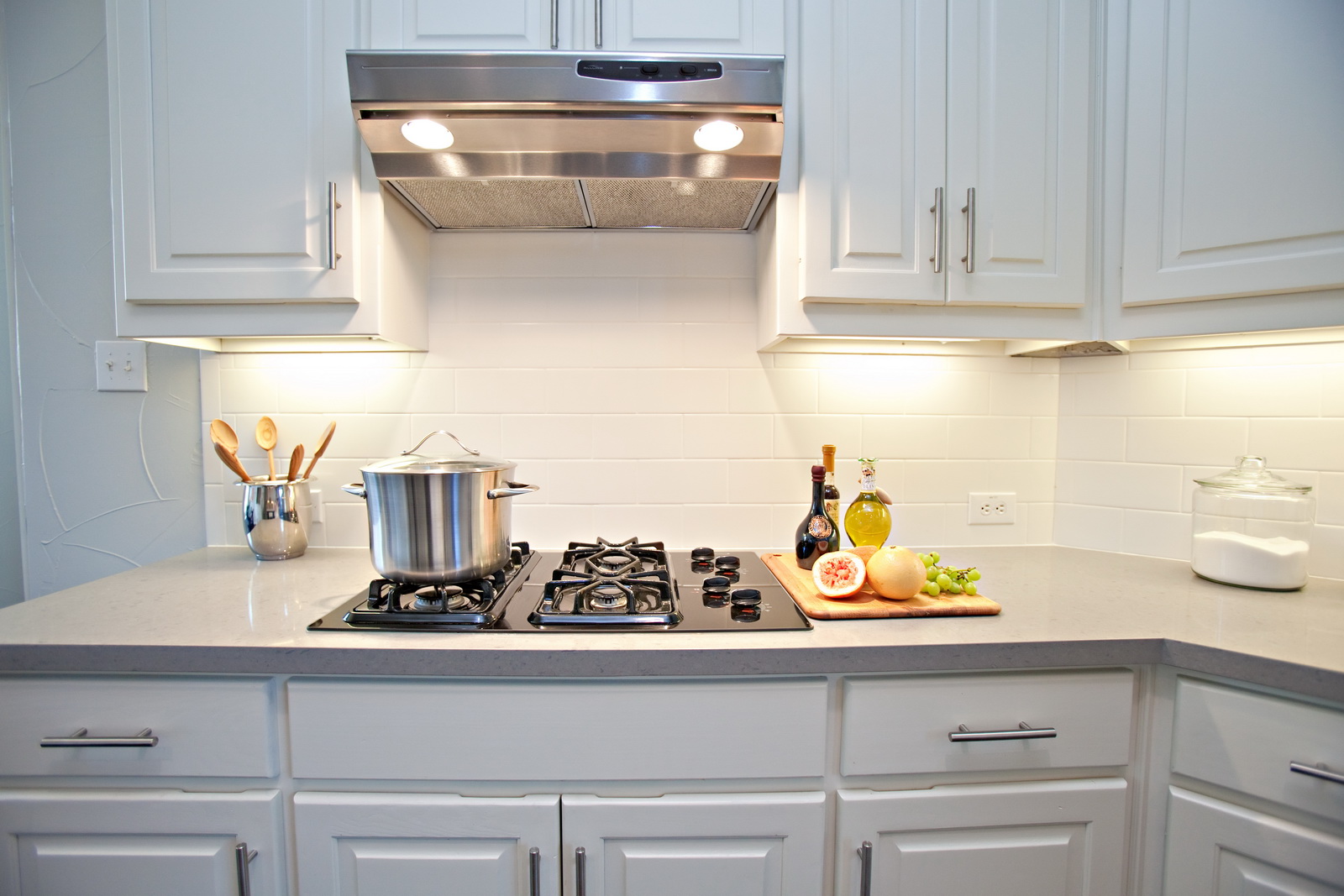 design della cucina bianco chiaro con un tocco di rosa