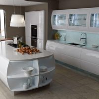 bellissimo design della cucina bianca con un tocco di immagine blu