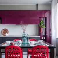 immagine luminosa della cucina in stile fucsia