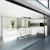 design luminoso della cucina in foto in stile high-tech