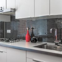 bellissimo interno di una cucina bianca con un tocco di foto sabbiosa