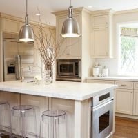 bellissimo interno della cucina beige in stile provenzale