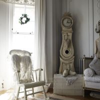 interni luminosi dell'appartamento nello stile di una foto shabby chic