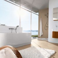 design insolito di un bagno con doccia in foto a colori vivaci