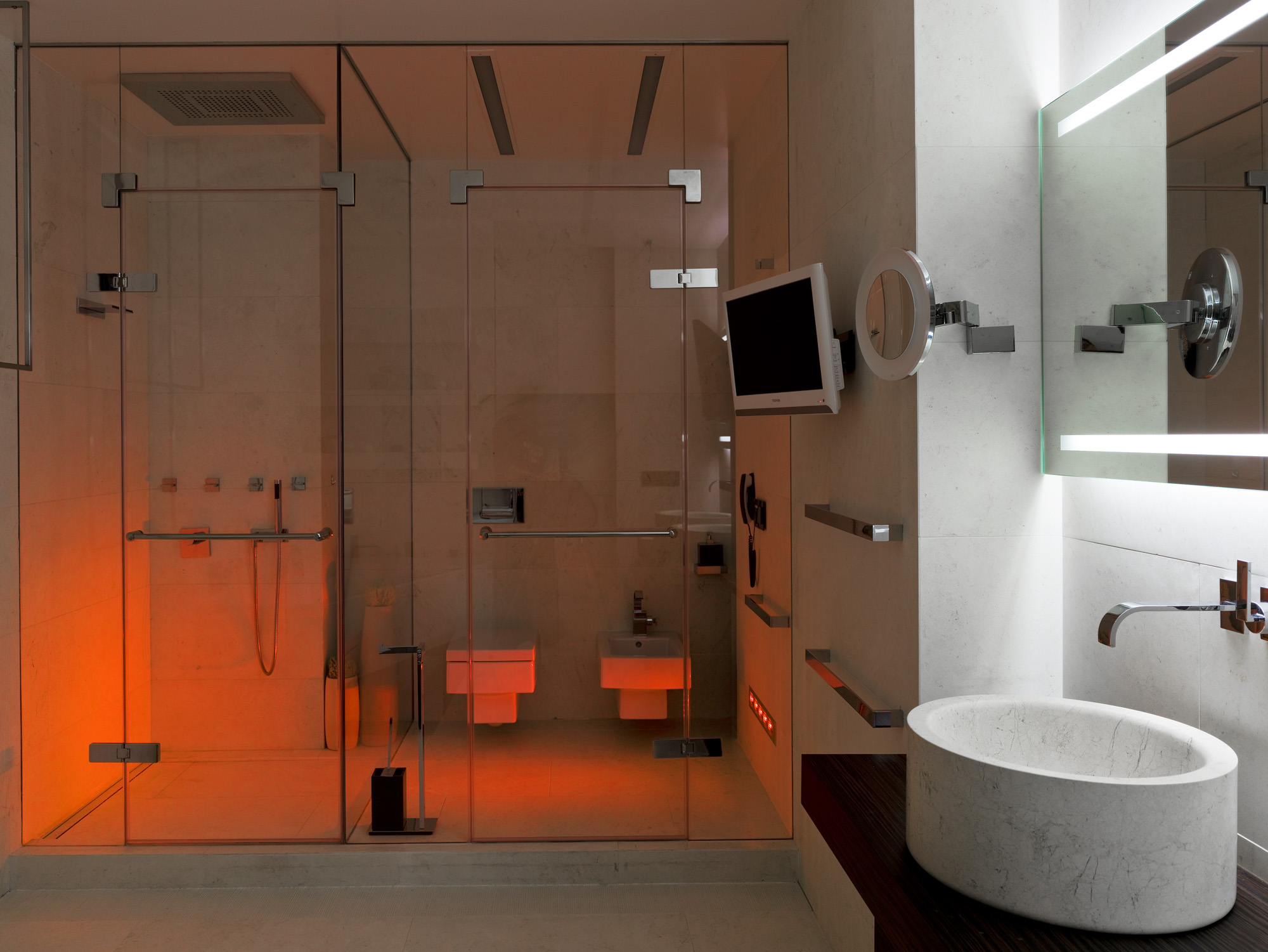 salle de bain lumineuse avec douche lumineuse