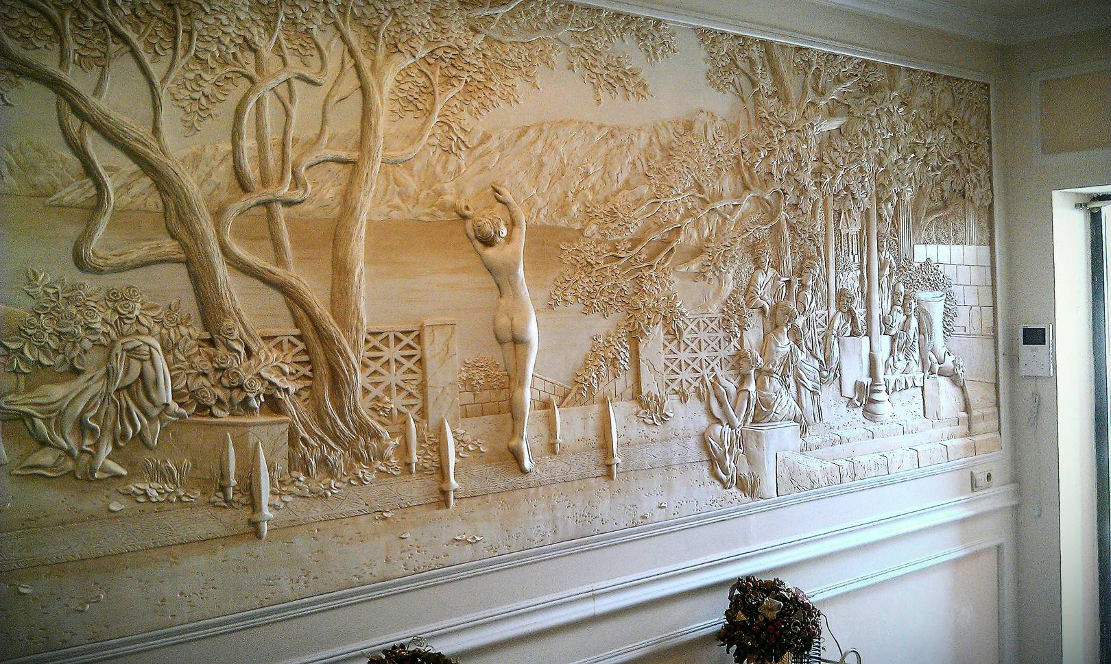 décor lumineux du couloir avec un bas-relief