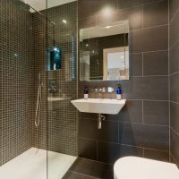 bellissimo bagno interno con doccia di colore chiaro