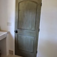 Pintu gelap di hiasan bilik bilik oak