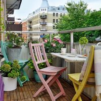 fiori eleganti sul balcone sulla foto di design degli scaffali