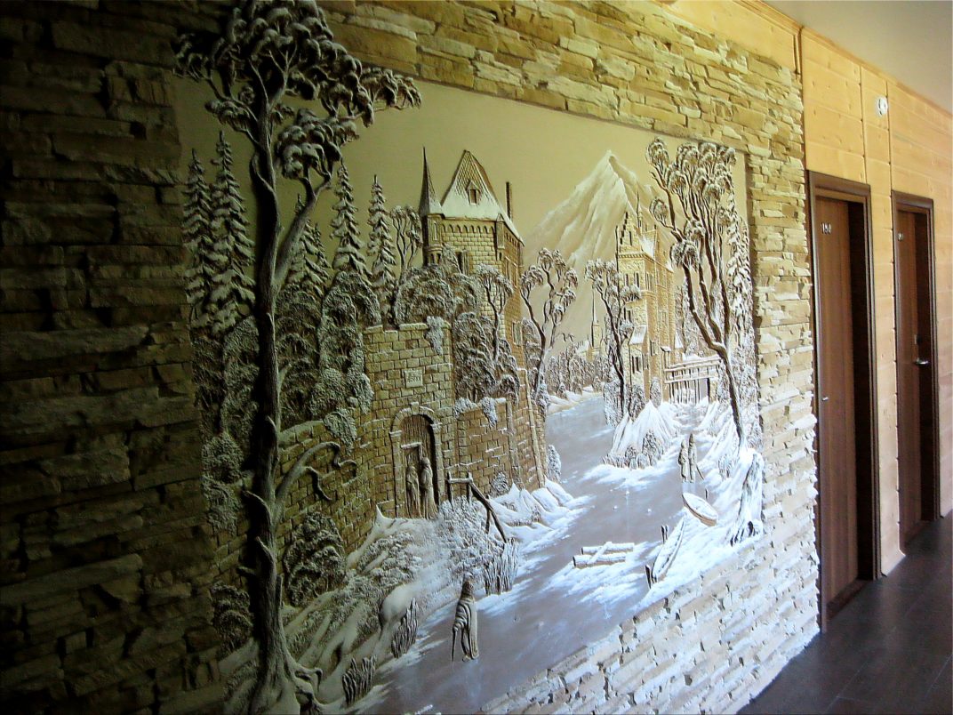 style inhabituel d'une chambre avec un bas-relief