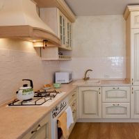 design cucina beige brillante in foto in stile country