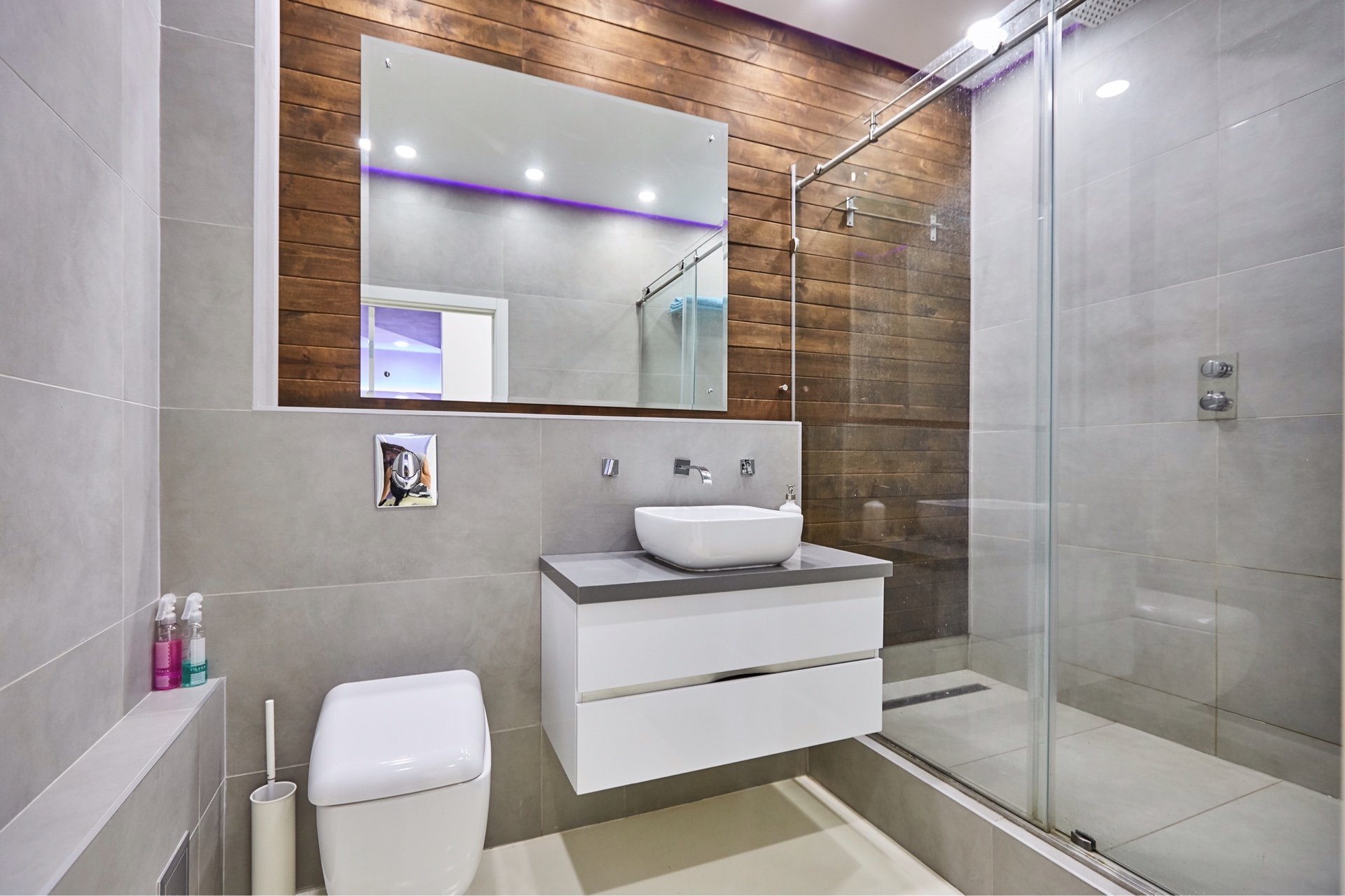 décor clair de la salle de bain avec douche sombre