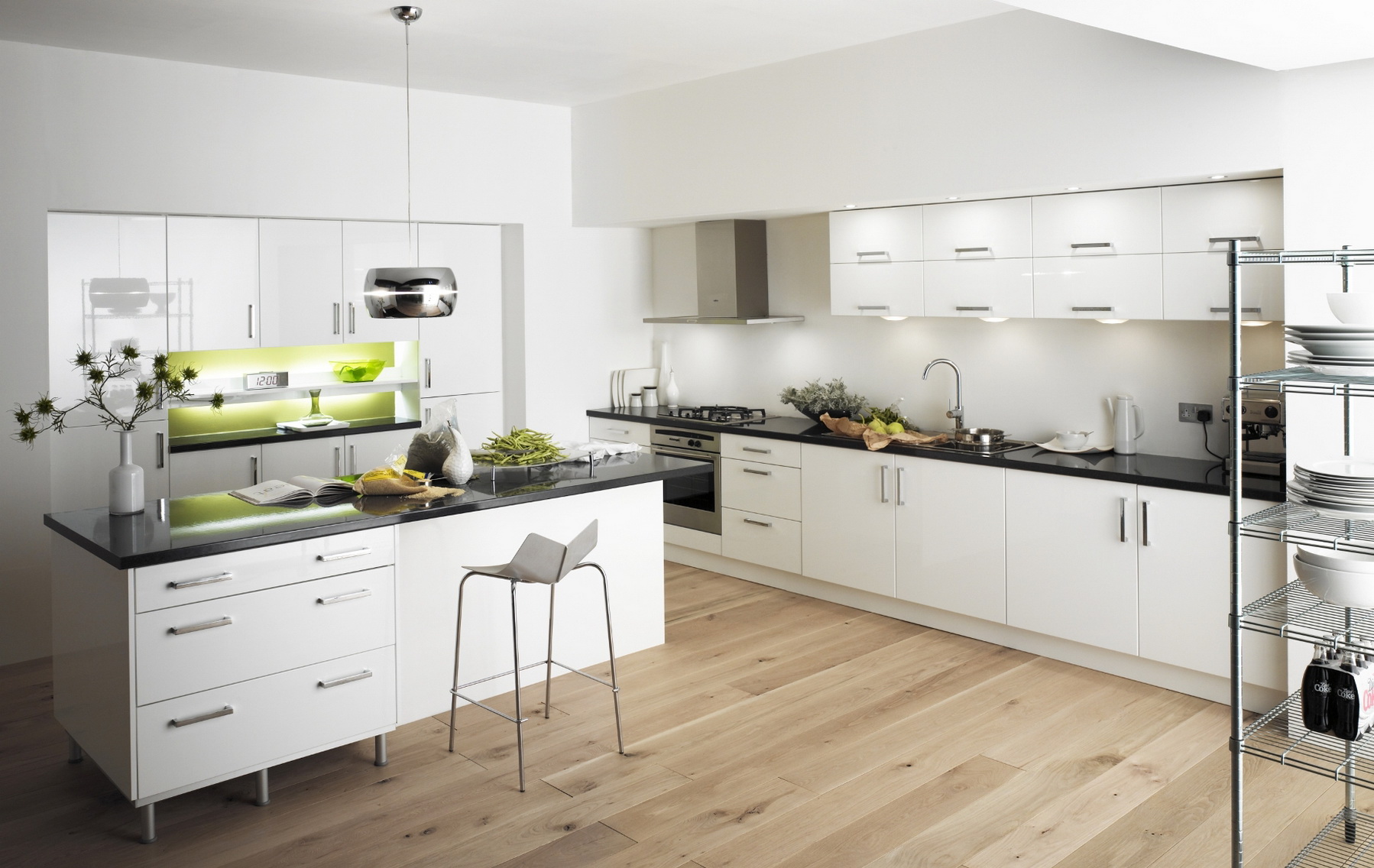 interno cucina bianco chiaro con un tocco di giallo