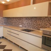 bel design della cucina beige in foto in stile country