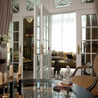 bellissimo arredamento dell'appartamento in foto in stile francese