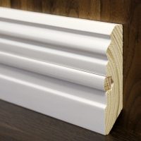 baseboard kayu ringan di bahagian dalam gambar bilik