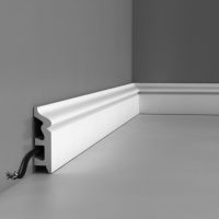 papan skirting ringan diperbuat daripada aluminium di bahagian dalam gambar bilik