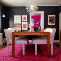 luminoso appartamento interno in colore fucsia