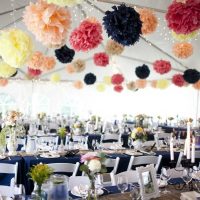 fleurs en papier bleu dans la décoration de la photo de la salle des fêtes