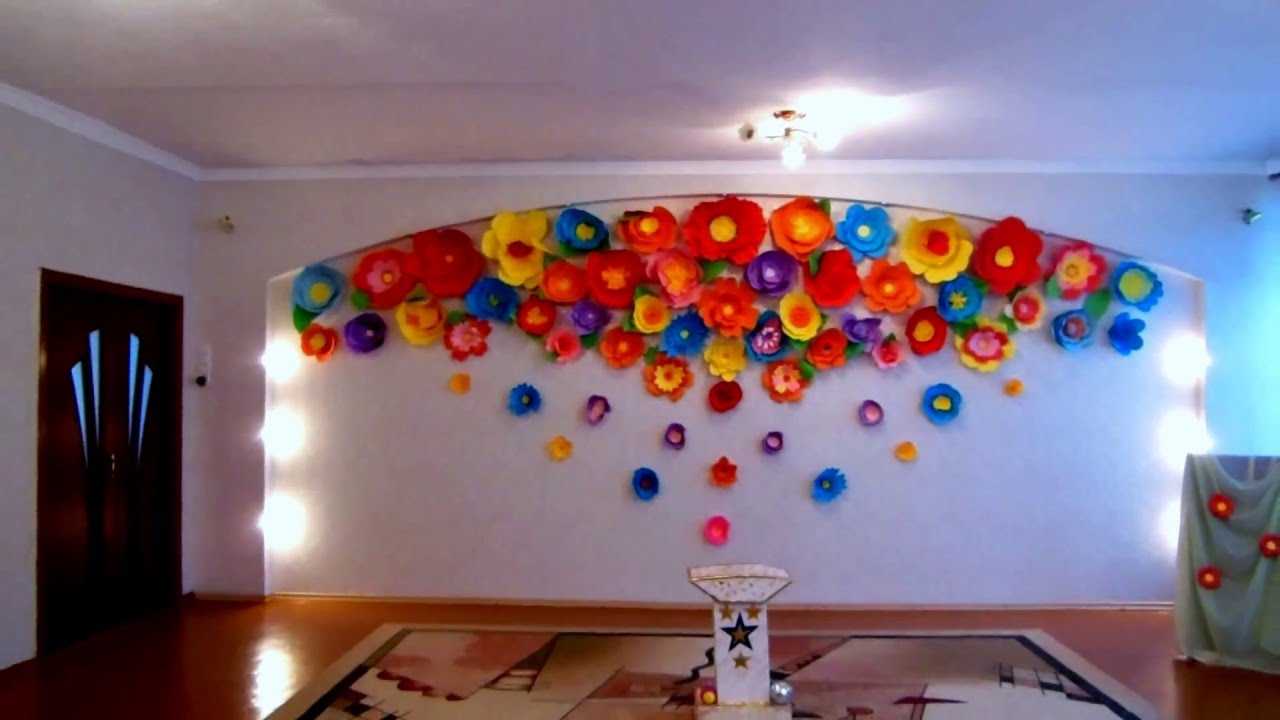 fiori di carta multicolori nella facciata della sala festiva